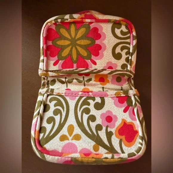 **SALE**Adorable Vera Bradley Floral Patterned Pouch w/ magnetic closure - Picture 4 of 5